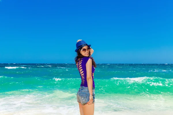 熱帯のビーチで若い美しいアジアの少女.夏の休暇 — ストック写真