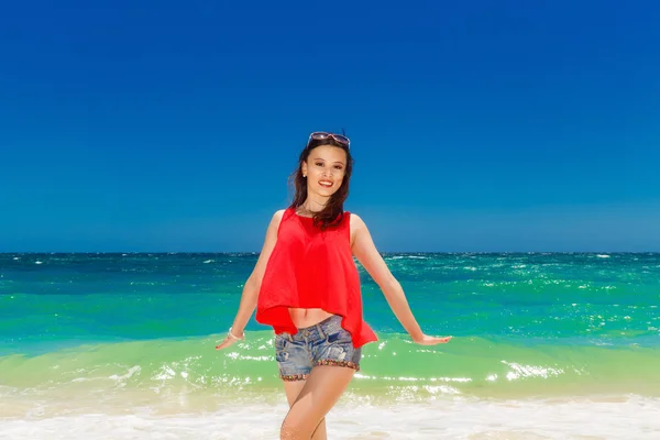 Ung vacker asiatisk tjej på en tropisk strand. Sommarsemester — Stockfoto