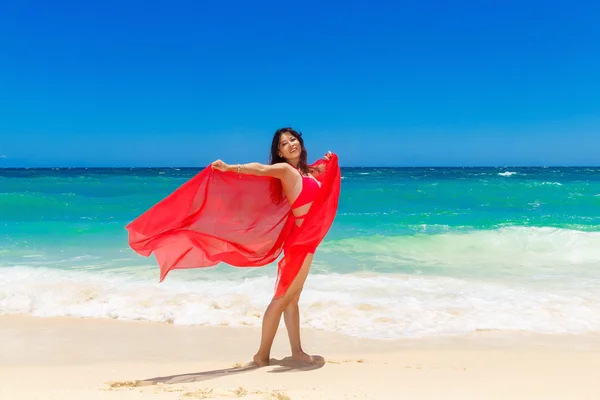 एक उष्णकटिबंधीय समुद्र तट पर लाल कपड़े के साथ युवा सुंदर एशियाई लड़की — स्टॉक फ़ोटो, इमेज