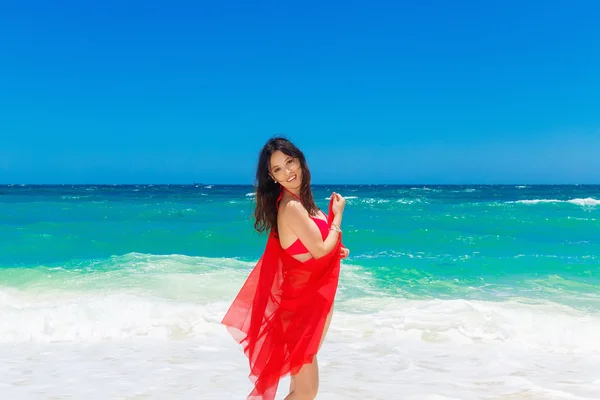 Молодая красивая азиатская девушка с красной тканью на пляже — стоковое фото