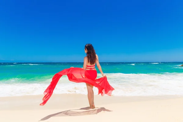 Jeune belle fille asiatique avec un tissu rouge sur la plage d'un trop — Photo