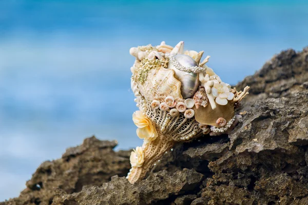 Bouquet da sposa nuziale sulle rocce. Mare blu sullo sfondo. Matrimonio e luna di miele ai tropici . — Foto Stock