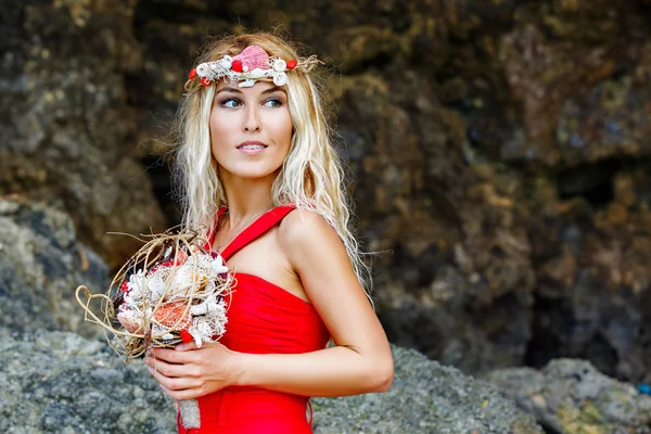 Young beautiful girl  in tropics with a wreath, holding a bouque — Stock Photo, Image