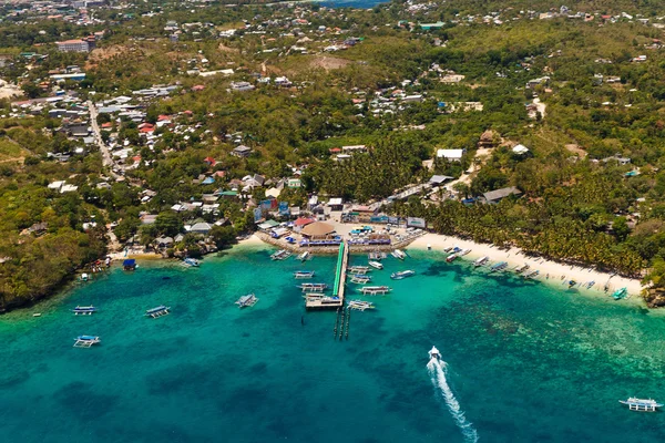 Luchtfoto van de prachtige baai in tropisch eiland met zeer wit — Stockfoto