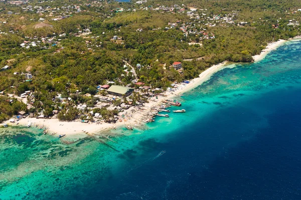 Luchtfoto van de prachtige baai in tropisch eiland met zeer wit — Stockfoto