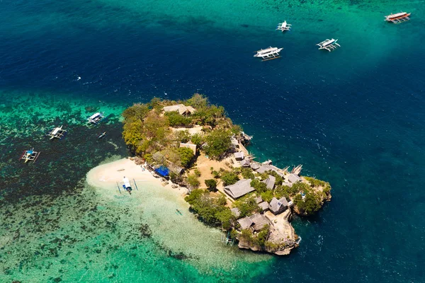 Vista aérea de hermosa bahía en isla tropical con muy blanco —  Fotos de Stock