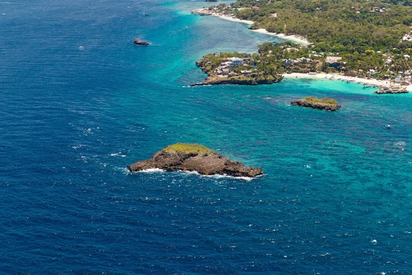 Vista aérea de hermosa bahía en isla tropical con muy blanco — Foto de Stock