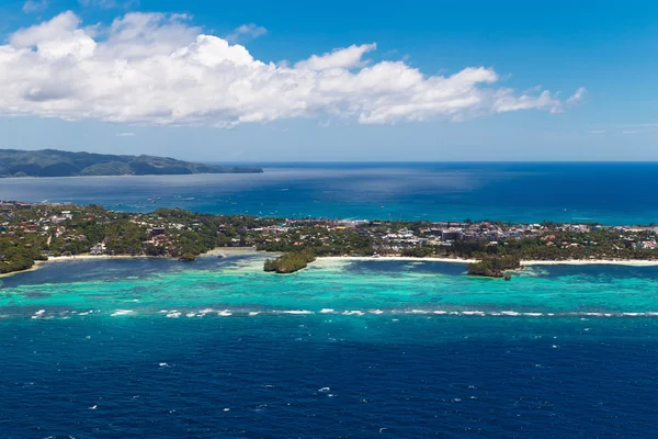 Güzel Körfezi ile tropik ada'havadan görünümü çok beyaz — Stok fotoğraf