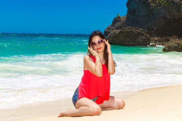 Giovane bella ragazza asiatica su una spiaggia tropicale. Vacanze estive — Foto Stock