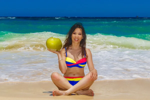 Bikini, drin uzun siyah saçlı genç güzel Asyalı kız — Stok fotoğraf