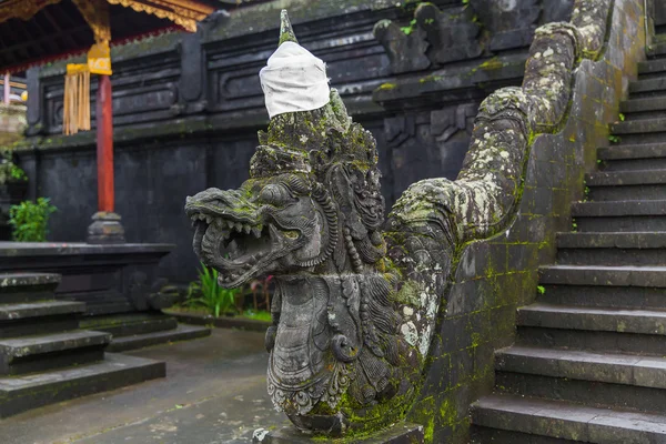 Balinesisk Gud staty i tempel komplex, Bali, Indonesien — Stockfoto
