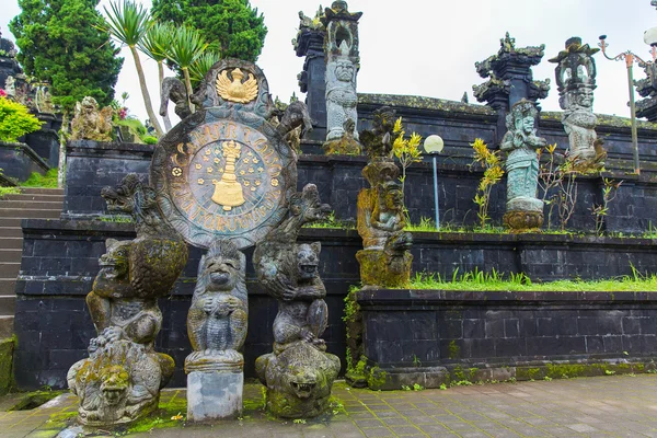 Balinesisk Gud staty i tempel komplex, Bali, Indonesien — Stockfoto