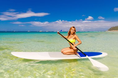 Raket Pano tropikal bir plajda güzel genç kızla mutlu