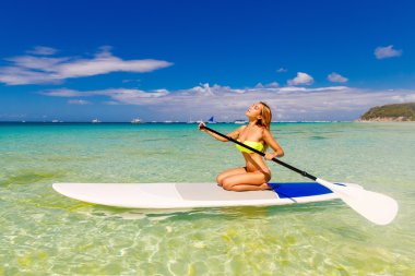 Raket Pano tropikal bir plajda güzel genç kızla mutlu