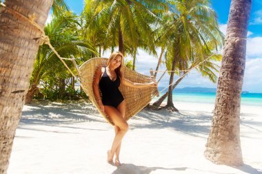 Uzun sarı saçlı siyah Mayo içinde genç güzel kız