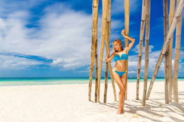 Happy vacker ung flicka i bikini att ha kul på en tropisk vara — Stockfoto