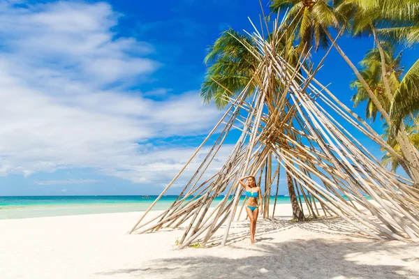 Feliz hermosa chica joven en bikini divertirse en un tropical be —  Fotos de Stock