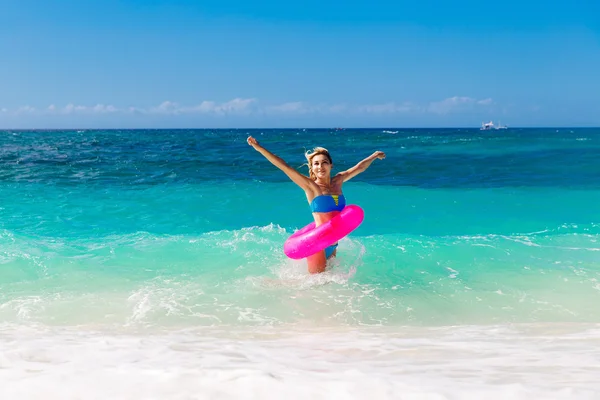 Mooie meisje in bikini zwemt in een tropische zee op een rubb — Stockfoto