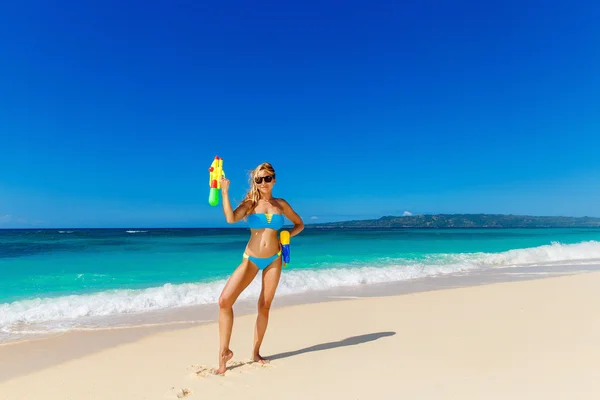 Jeune belle fille en bikini bleu s'amuser sur un bea tropical — Photo