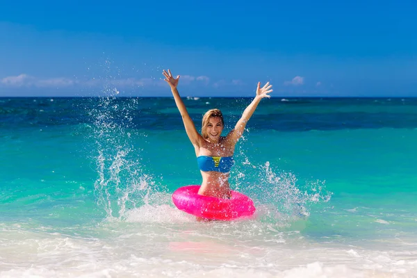 Menina bonita nova em biquíni nada em um mar tropical em um rubb — Fotografia de Stock