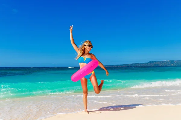 Jovem menina bonita em biquíni azul se divertindo em uma bea tropical — Fotografia de Stock