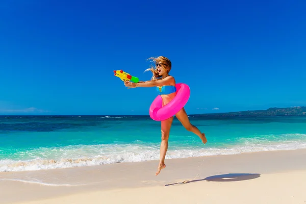 Mooie meisje in blauwe bikini plezier op een tropische bea — Stockfoto