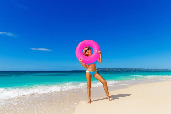 Genç güzel kız mavi bikini bir tropikal bea üzerinde eğleniyor — Stok fotoğraf
