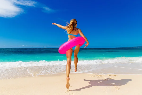 Junges schönes Mädchen im blauen Bikini hat Spaß auf einer tropischen Bea — Stockfoto