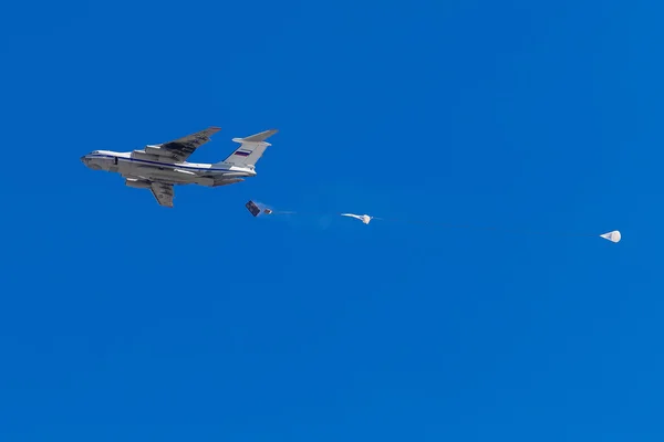 August 6, 2016. Ryazan, Russia. Russian army airplane drops Mili — Stock Photo, Image