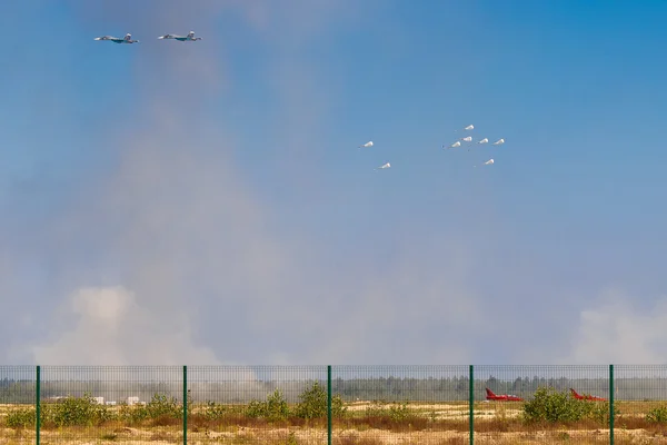 August 6, 2016. Ryazan, Russia. Russian army airplane drops   bo — Stock Photo, Image