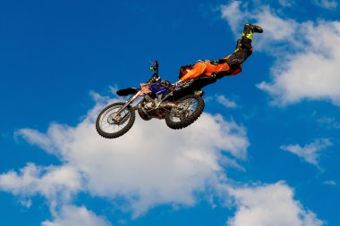 6 Ağustos 2016. Ryazan, Rusya Federasyonu. Fmx profesyonel bir atlı (