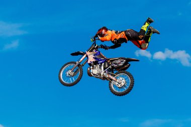 6 Ağustos 2016. Ryazan, Rusya Federasyonu. Fmx profesyonel bir atlı (