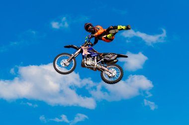 6 Ağustos 2016. Ryazan, Rusya Federasyonu. Fmx profesyonel bir atlı (