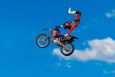 6 Ağustos 2016. Ryazan, Rusya Federasyonu. Fmx profesyonel bir atlı (