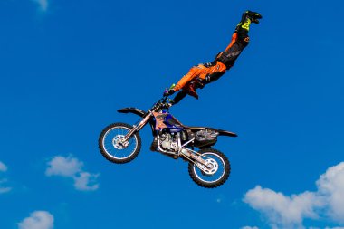 6 Ağustos 2016. Ryazan, Rusya Federasyonu. Fmx profesyonel bir atlı (