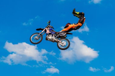 6 Ağustos 2016. Ryazan, Rusya Federasyonu. Fmx profesyonel bir atlı (