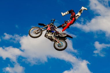 6 Ağustos 2016. Ryazan, Rusya Federasyonu. Fmx profesyonel bir atlı (