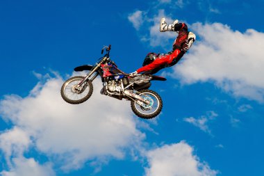 6 Ağustos 2016. Ryazan, Rusya Federasyonu. Fmx profesyonel bir atlı (