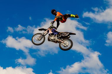 6 Ağustos 2016. Ryazan, Rusya Federasyonu. Fmx profesyonel bir atlı (