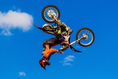 6 Ağustos 2016. Ryazan, Rusya Federasyonu. Fmx profesyonel bir atlı (