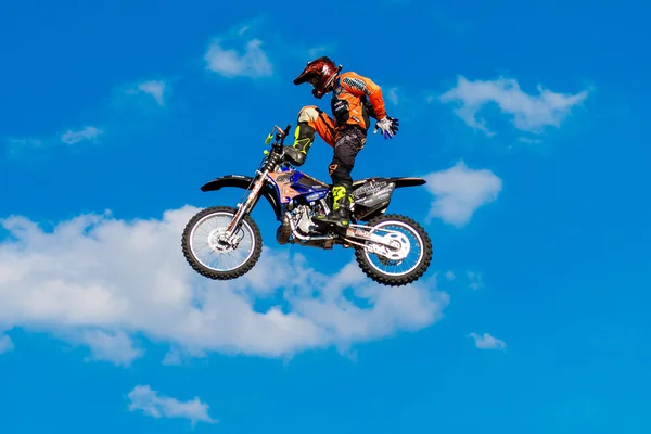 Augustus 6 2016. Ryazan, Rusland. Een prof-renner op de Fmx ( — Stockfoto