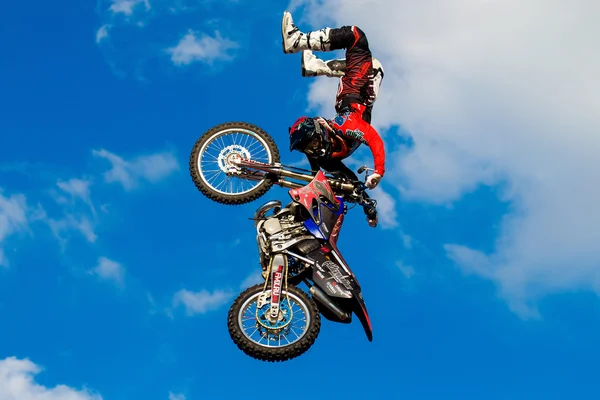 6 de agosto 2016. Ryazan, Rusia. Un piloto profesional en la FMX  ( —  Fotos de Stock