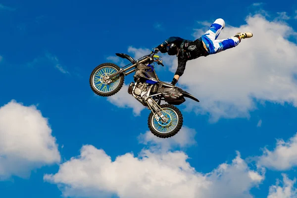 6 de agosto 2016. Ryazan, Rusia. Un piloto profesional en la FMX  ( — Foto de Stock