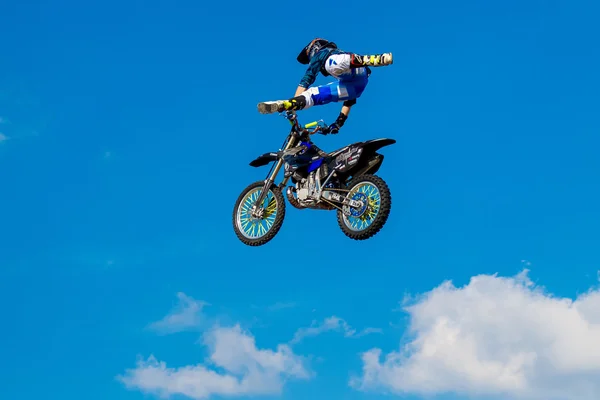 6 de agosto de 2016. Ryazan, Rússia. Um piloto profissional na FMX  ( — Fotografia de Stock