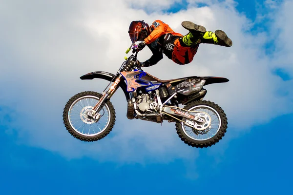 6 de agosto 2016. Ryazan, Rusia. Un piloto profesional en la FMX  ( — Foto de Stock