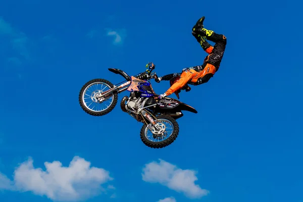 6 de agosto de 2016. Ryazan, Rússia. Um piloto profissional na FMX  ( — Fotografia de Stock