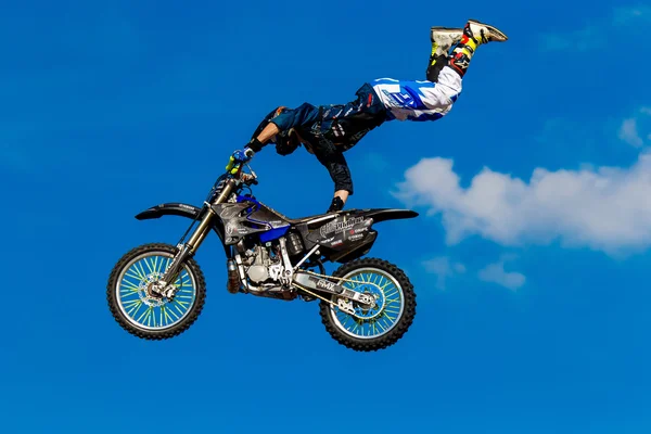 6 de agosto 2016. Ryazan, Rusia. Un piloto profesional en la FMX  ( — Foto de Stock