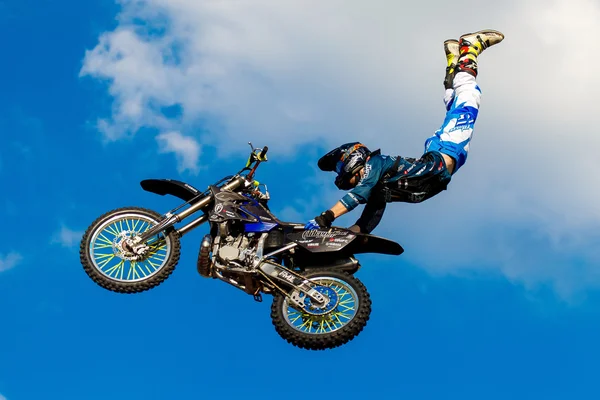 Augustus 6 2016. Ryazan, Rusland. Een prof-renner op de Fmx ( — Stockfoto