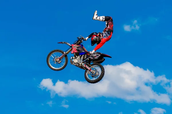 6 de agosto de 2016. Ryazan, Rússia. Um piloto profissional na FMX  ( — Fotografia de Stock