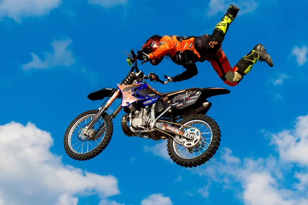 6 de agosto 2016. Ryazan, Rusia. Un piloto profesional en la FMX  ( — Foto de Stock